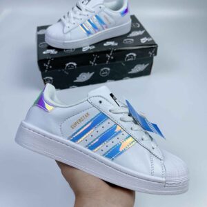 Giày-adidas-sò-hologram-.jpg