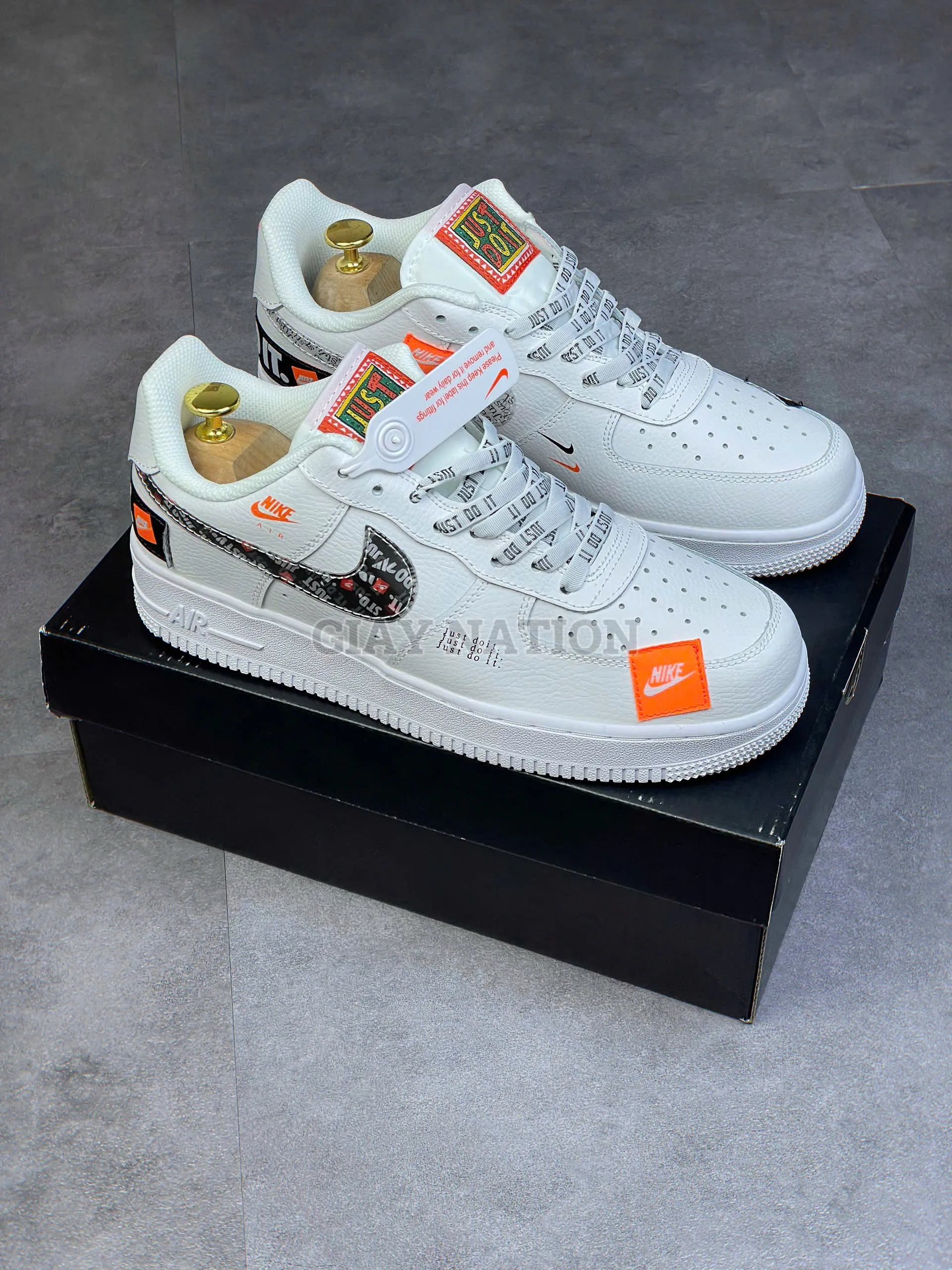 Giay-af1-just-do-it-trang-2.webp Giay-af1-just-do-it-trang-2.webp