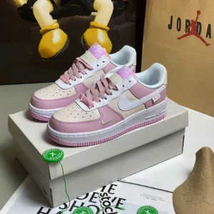 Giày-af1-kem-hồng-3.webp