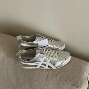 Giày-onitsuka-tiger-xám-bạc-2.webp